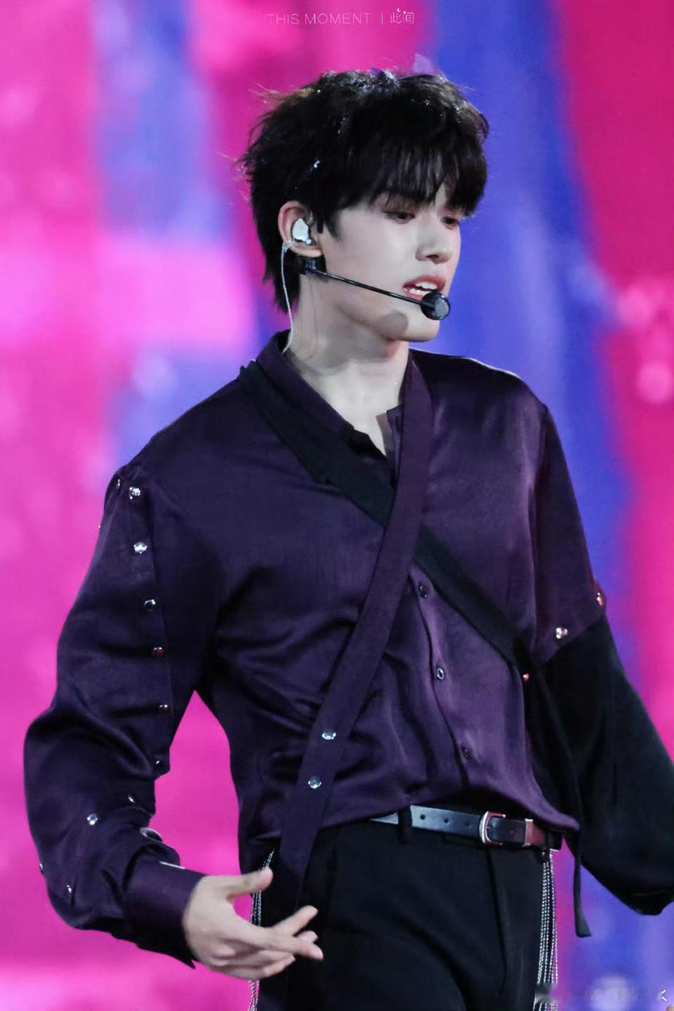 张极丝带领结张极这脸真的太优越了，系上丝带领结贵气又优雅，随便一搭都好看得让人移