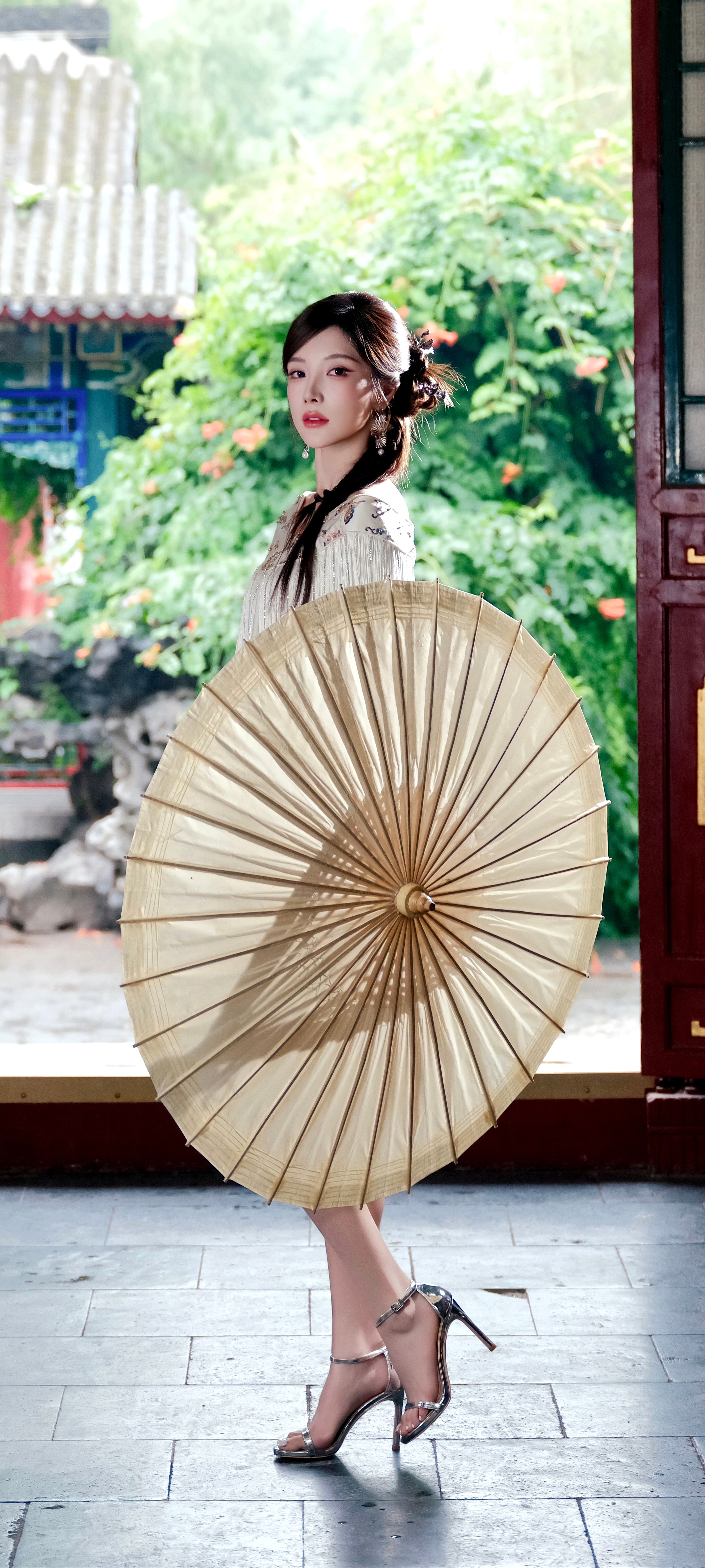 戴燕妮 佳人执伞，飘飘似仙[哇][哇][哇]戴燕妮[超话] ​​​