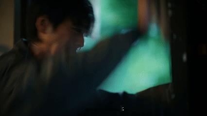 人之初好看的是人 三十年的时光跨度，足以改变很多人和事，却改不掉人心深处的执念，