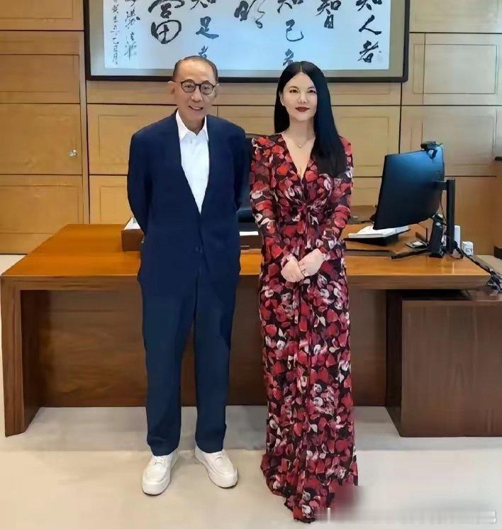 李湘瘦到不敢认，这脸小得跟王诗龄似的，这姐们是经历了什么？ 