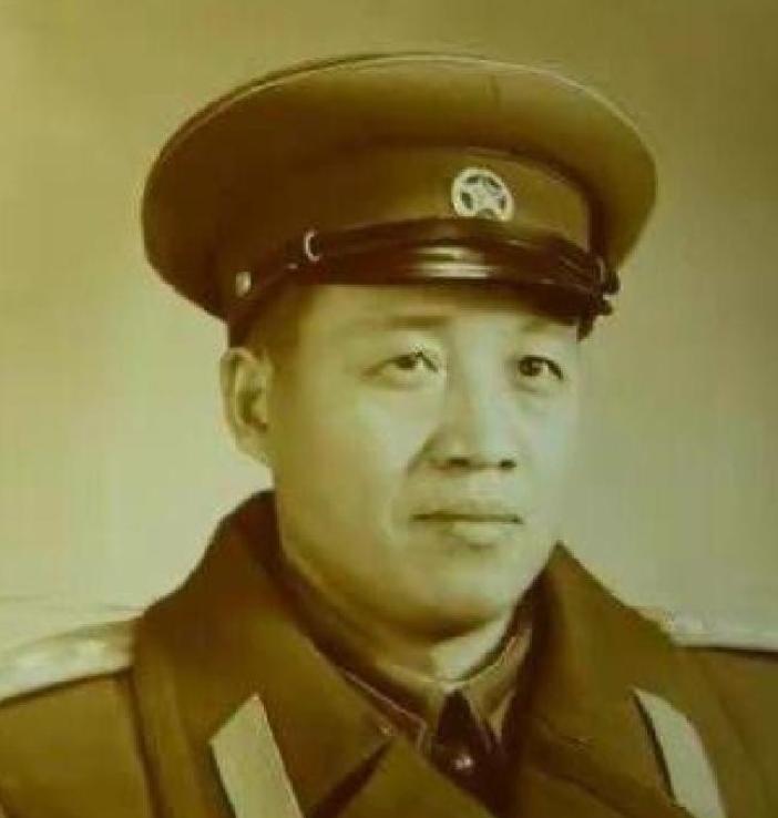 1950年，志愿军团长范天恩率两千余将士失联多日。他私自率部赶至松骨峰战场，竟成