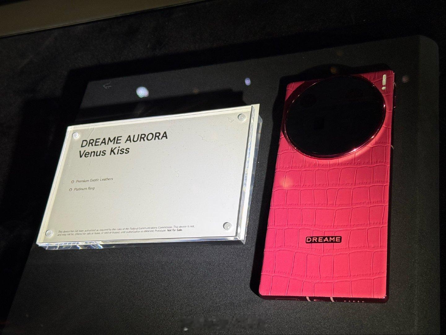 追觅要发布的手机。前四款可能是主打背板设计。第五款据说卖点是磁吸模块，四个模块分