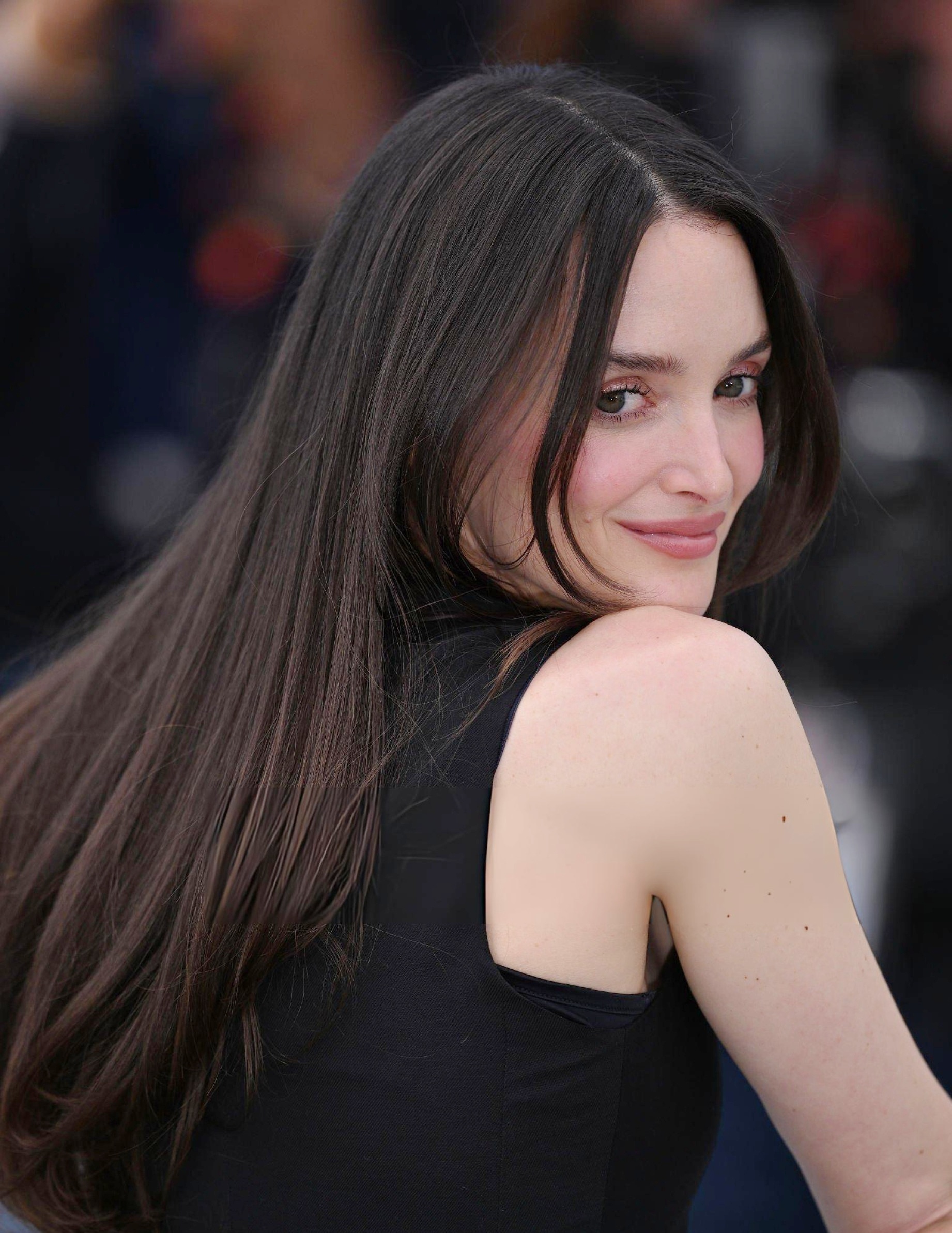 喜欢她这样去搭Dior的裙子，Charlotte Le Bon～戛纳电影节红毯