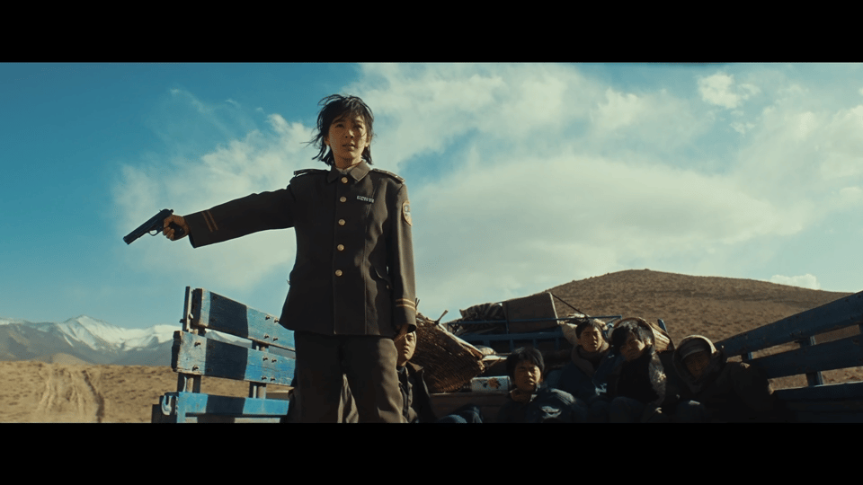 梅婷新剧慈母守中线 梅婷演的张勤勤太戳心！单枪匹马闯无人区，策马执枪护娃的模样，