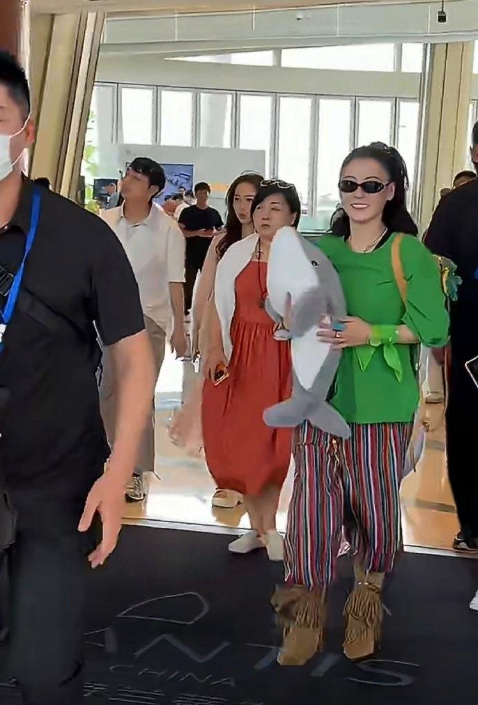 最近张柏芝现身三亚，她这次搭配的很有潮流时尚感，看上去像个活泼可爱的少女。

张