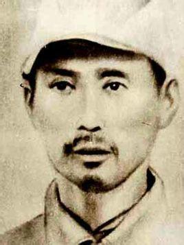 1950年，剿匪途中，一名解放军战士不幸被俘，土匪头子见他年轻，想收编他，他宁死