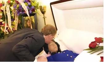 2004年，在张纯如遗体告别现场，她的丈夫布雷特深情地在她脸上留下最后一吻，这一