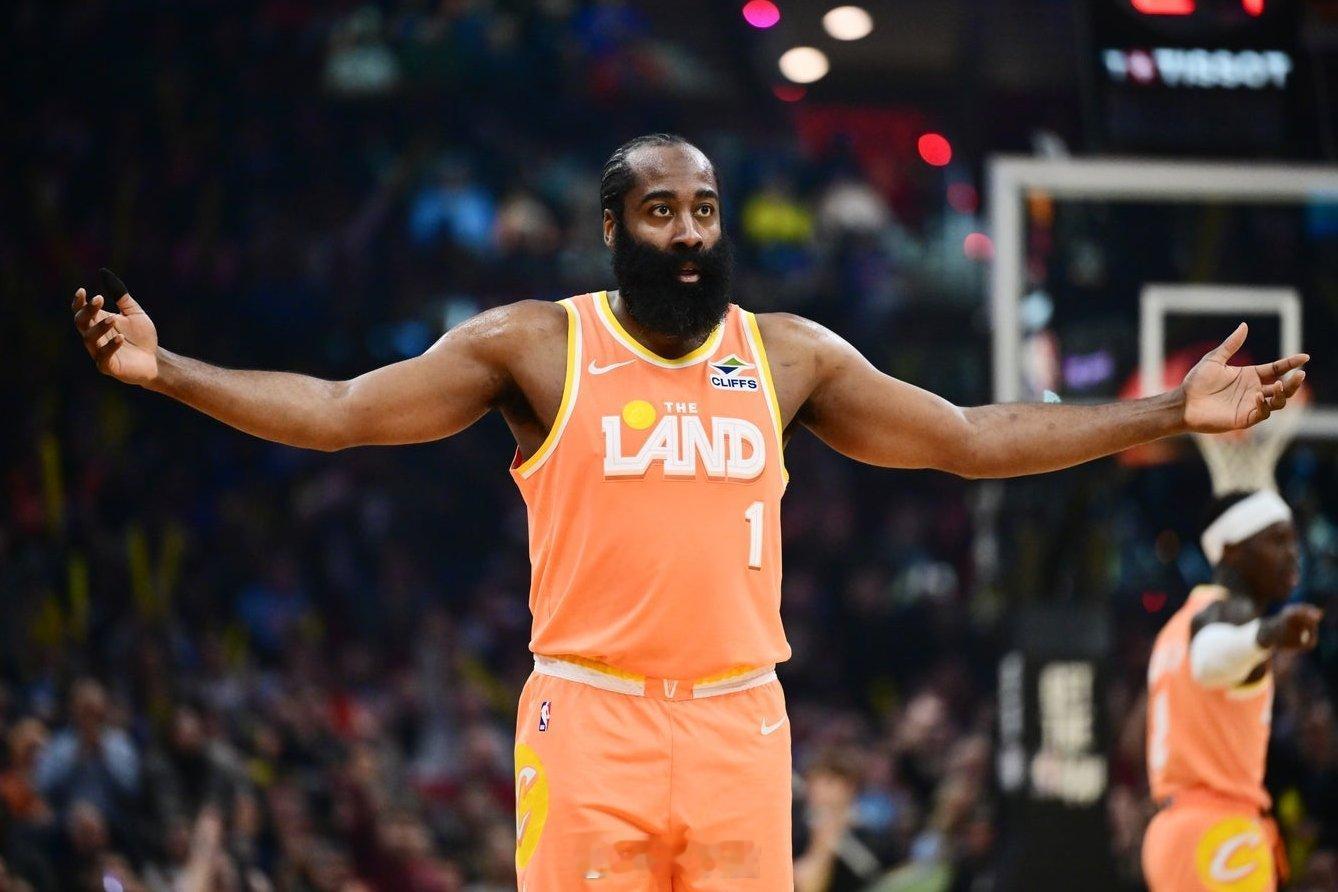 骑士队宣布哈登在昨天对阵尼克斯队的比赛中右手拇指遭遇了非移位性骨折，今天对雄鹿可