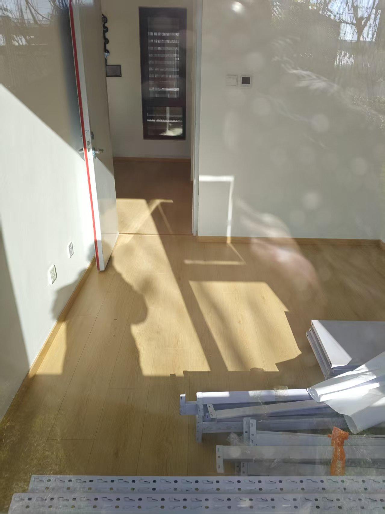 交房那天也是毛坯出租的那天，这是租户布置的房间，他们主要卖家居装饰，人挺好的，老