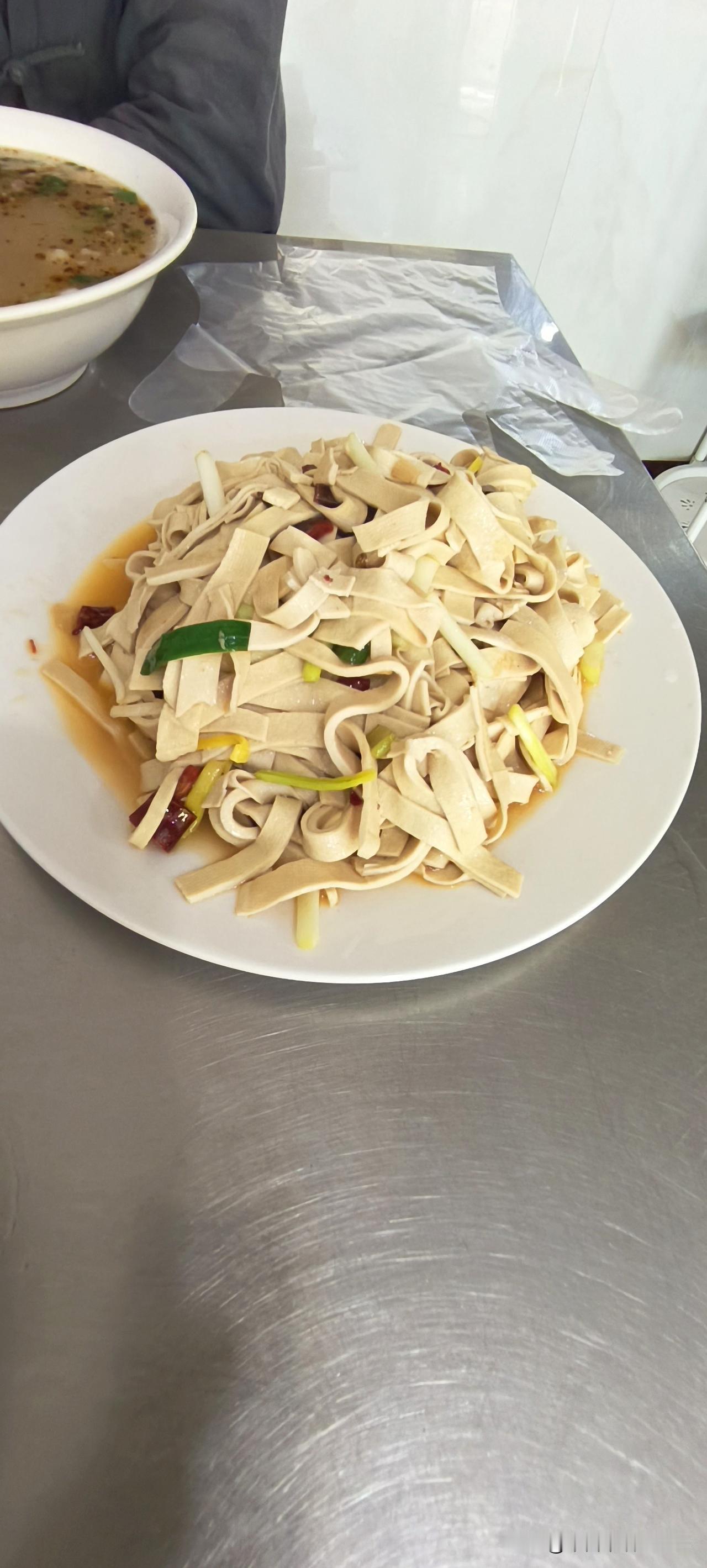 这是我最近最喜欢吃的菜。辣椒炒豆腐皮。
我原来特别不理解我的公公婆婆每天别的啥也