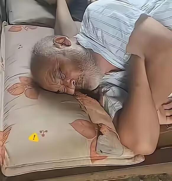 泪目！陕西102岁爷爷半夜跑孙媳妇房间，发现门被上锁，于是他在门外大喊，叫醒孙媳