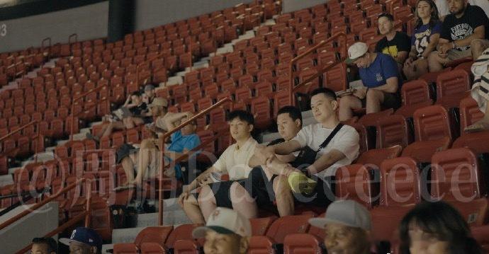 小刘总和杨导现身nba夏联观众席…挑几个合适的外援带回来啊[送花花]杨鸣等CBA
