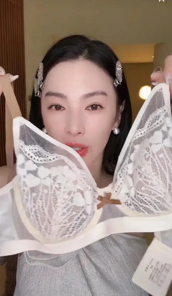 “姐不试，但姐敢赔。
”张雨绮一句土味狠话，把内衣直播直接炸上热搜。
网友刷屏“