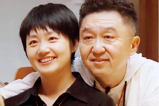 你能想象一敲门，打开门的人竟然是于谦的感受吗？在《一茶两座》这部新综艺里，于谦作