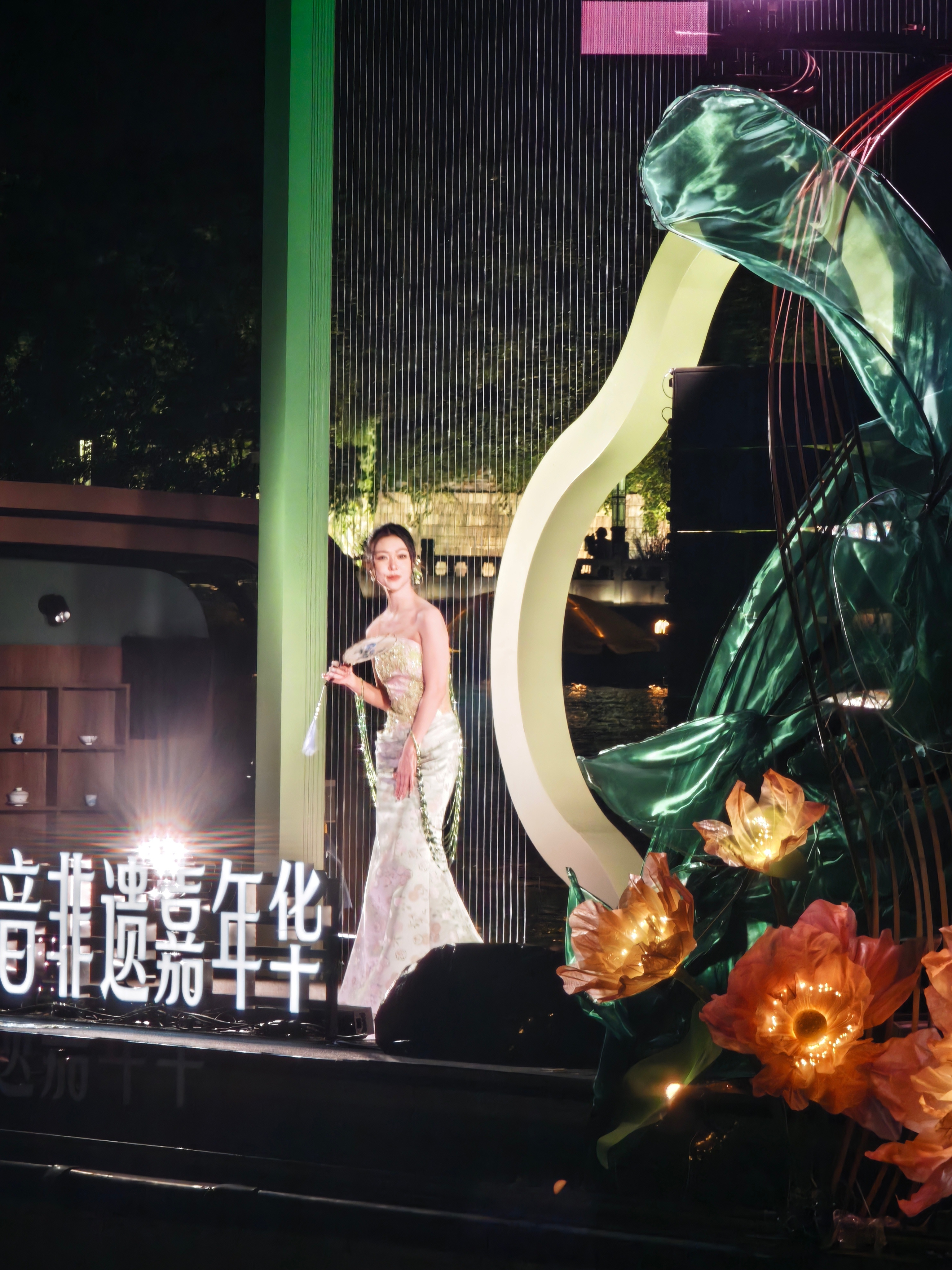 昨晚见到了薛凯琪 好高好瘦好美好好听今天去蹲郑恺
