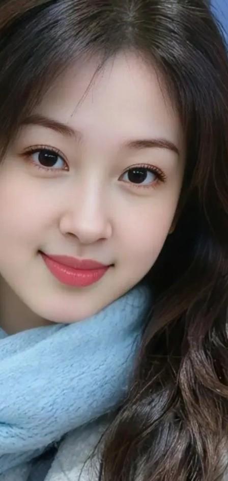 冬日暖阳下的甜美笑容，浅蓝色围巾的温柔搭配