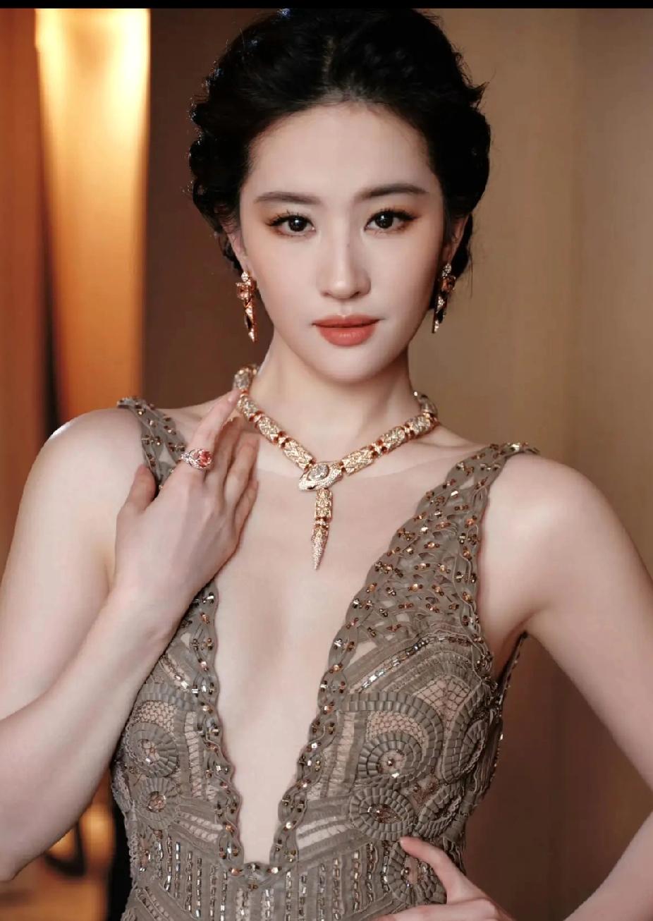 谁看了不迷糊！刘亦菲这一身美到我心巴上了😭
 
刘亦菲亮相宝格丽米兰珠宝展，咖