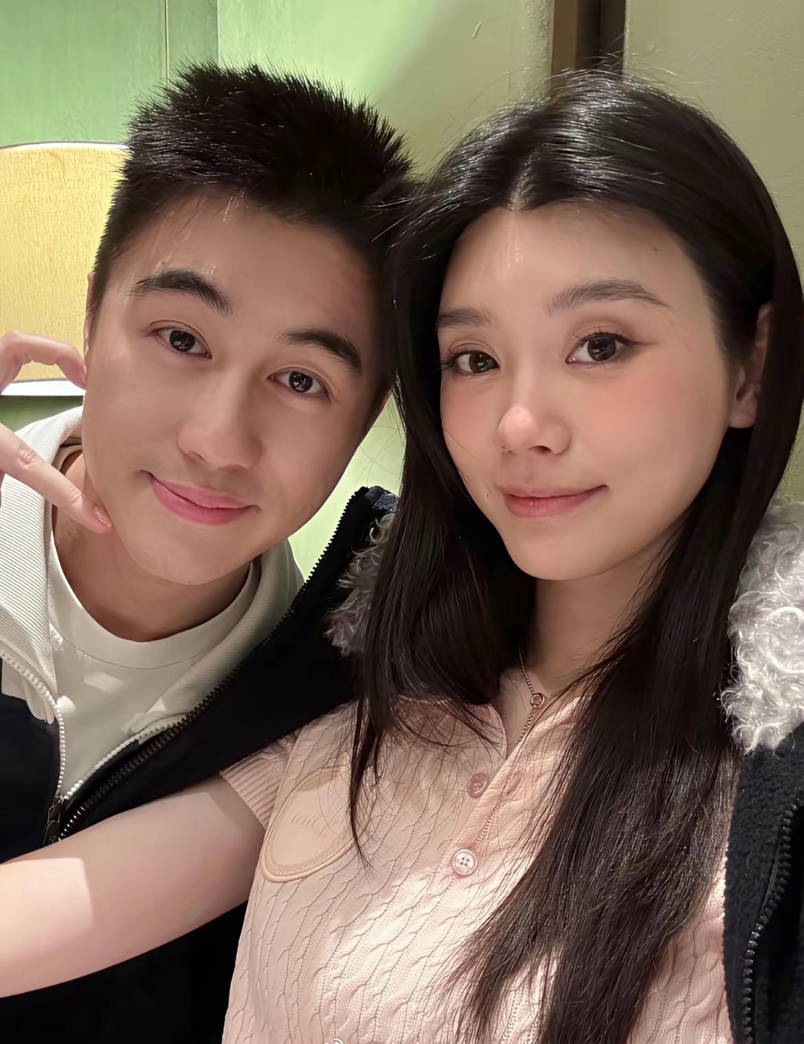 奚梦瑶明明比何猷君大6岁，看着比老公还小，看来摩羯男就是会被高阶双鱼拿捏 