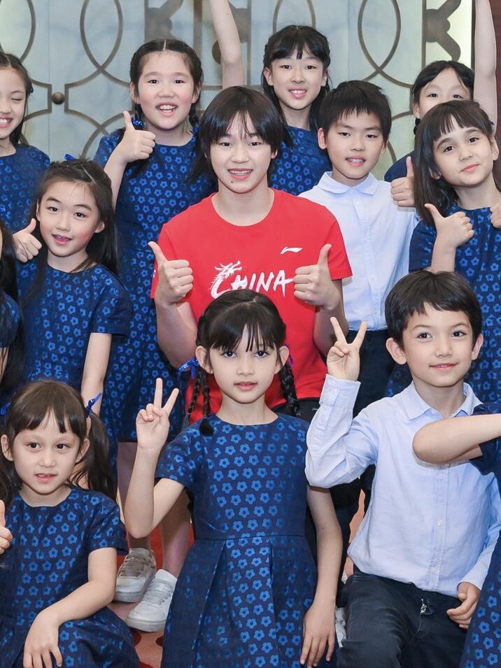 4月23日 全红婵和李宁同框还有可爱的小朋友们全红婵 大合照 李宁 活动现场