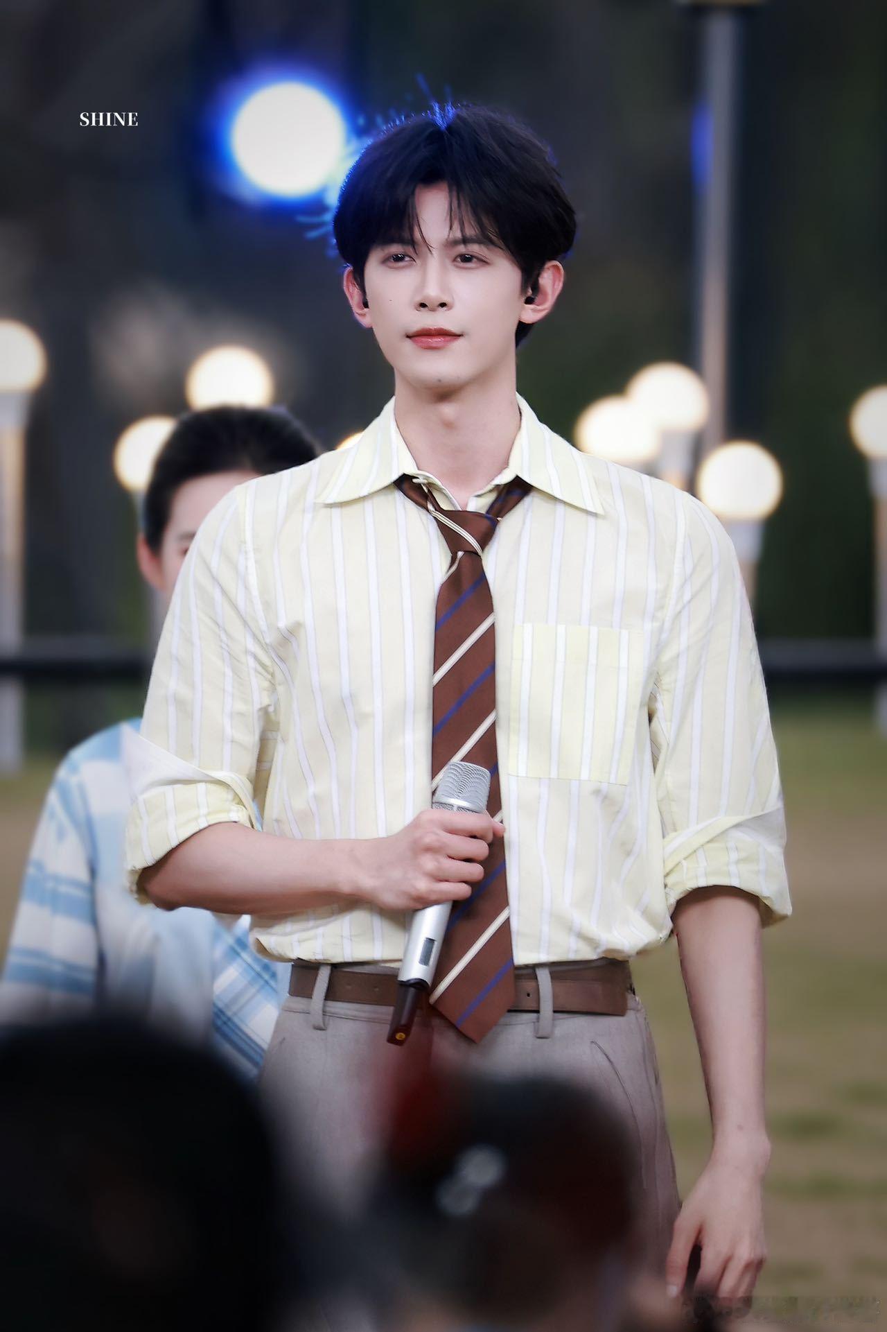 邓凯五四晚会路透邓为魏大勋邓凯五四晚会录制路透清爽学长造型直击人心，挺拔身姿搭配