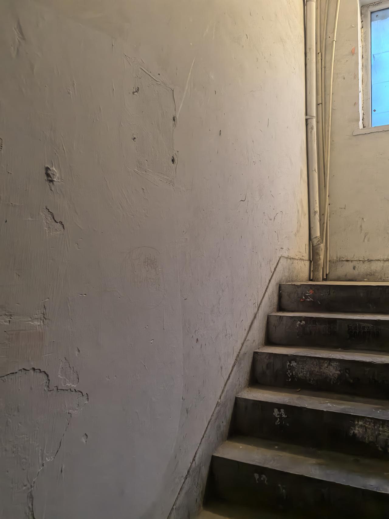 这几天老母亲居住的老小区开始变样了，社区请了好多工人粉刷墙壁、楼道呢！
其他小区