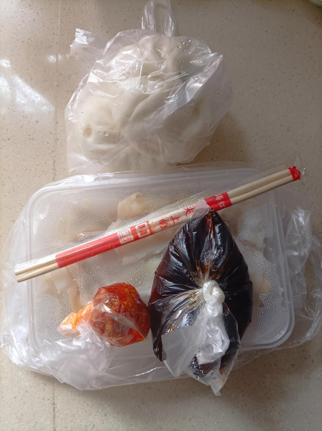 今天吃什么今日早餐，吃的肠粉和包子，换一下口味！