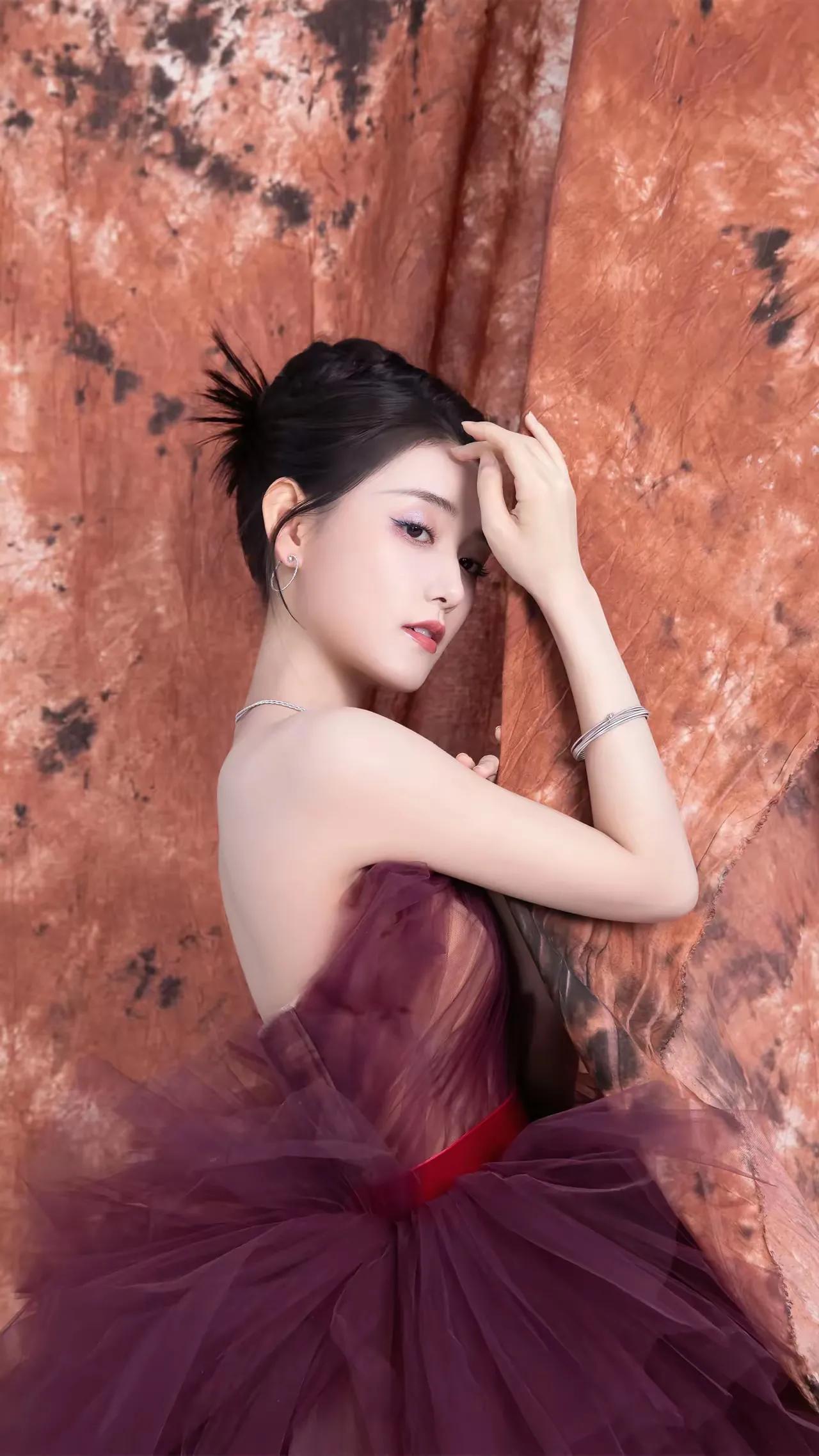蒋依依美图分享，笑容甜美，优雅迷人女神图来袭 美女明星照分享 自然美写真集 女星