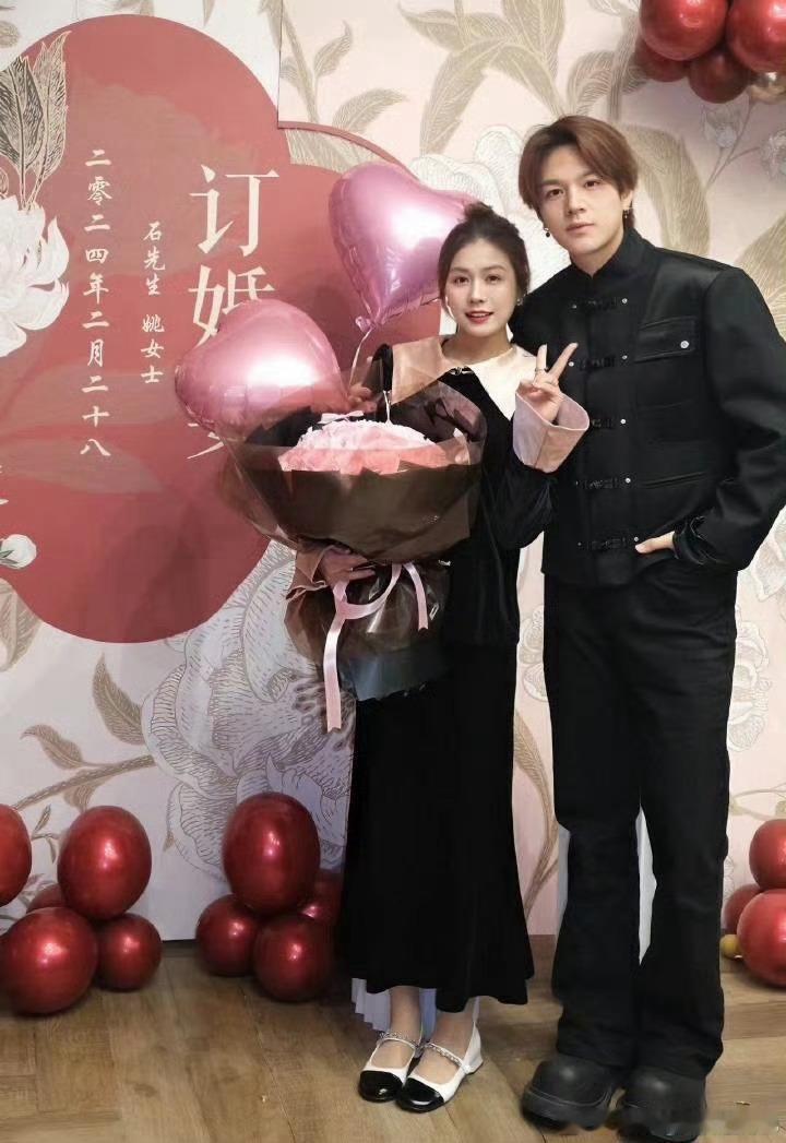 石凯订婚照 石凯订婚照，这下被锤的ss的了[doge][doge][doge] 