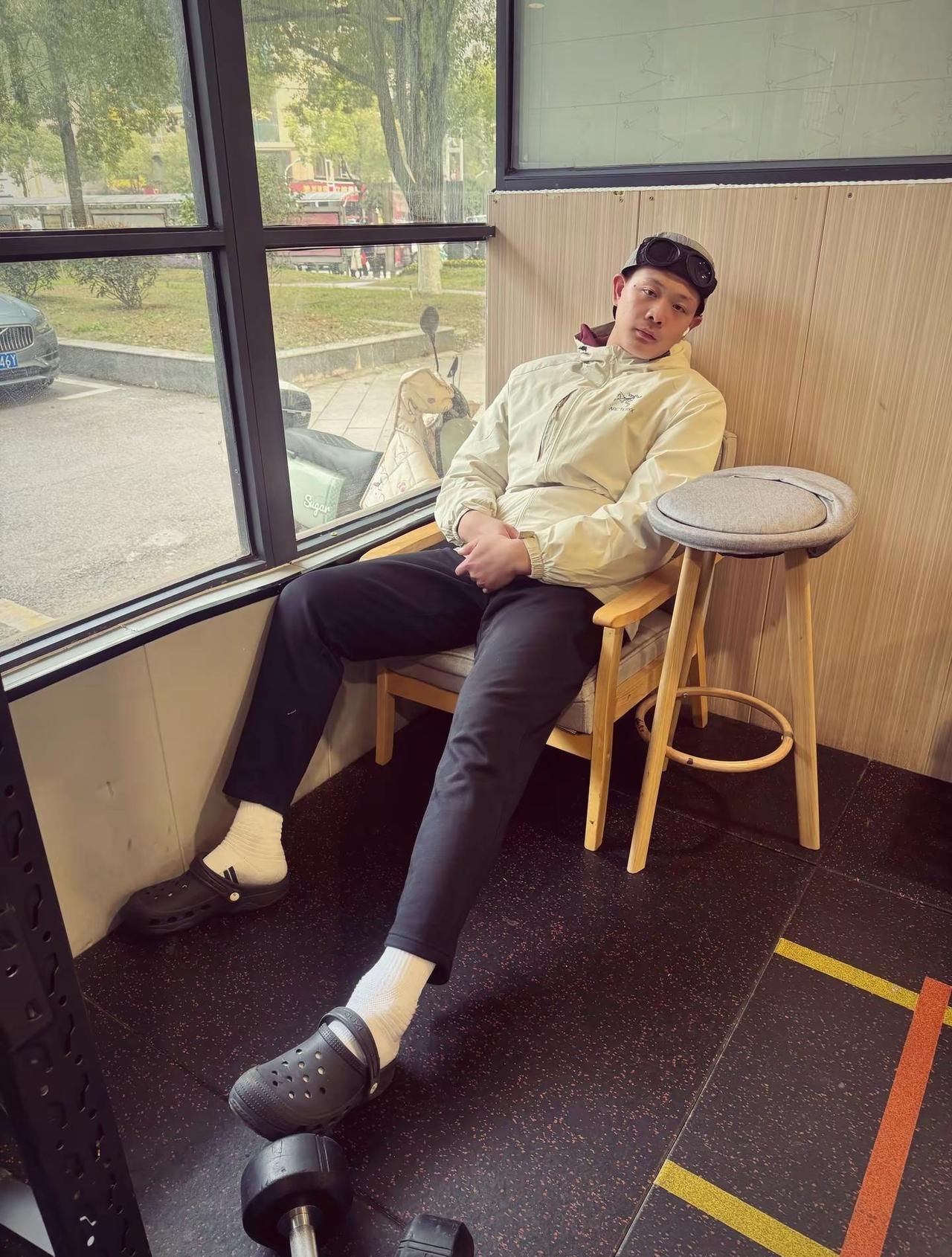 我喜欢淡淡的生活 淡淡的情绪 淡淡的心情和简略的语言就像雨滴落在地面 没有任何痕