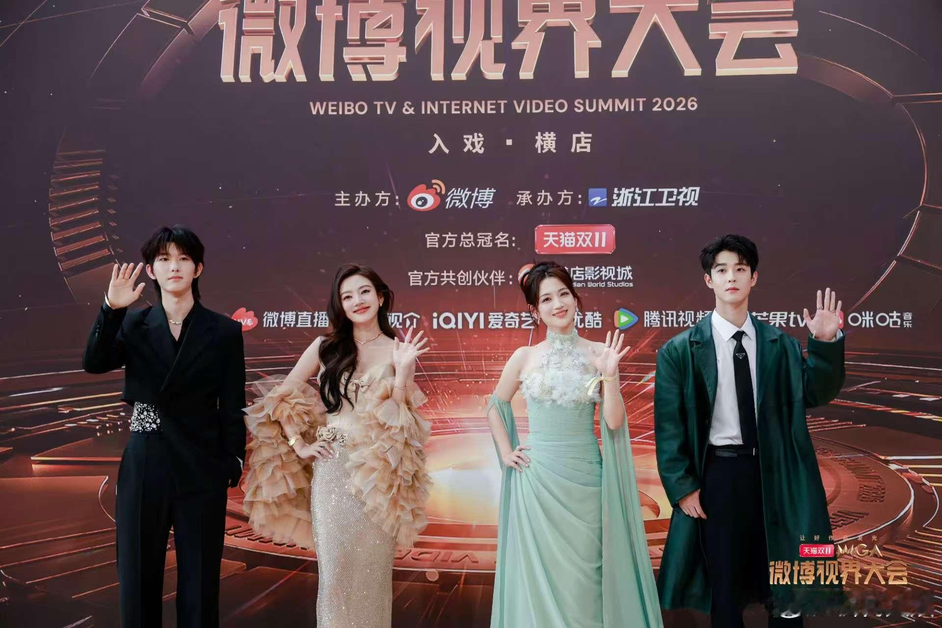 何瑞贤星味越来越浓了何瑞贤盛典星味好浓的一位谁被何瑞贤这套造型拿捏住了！暖调金纱