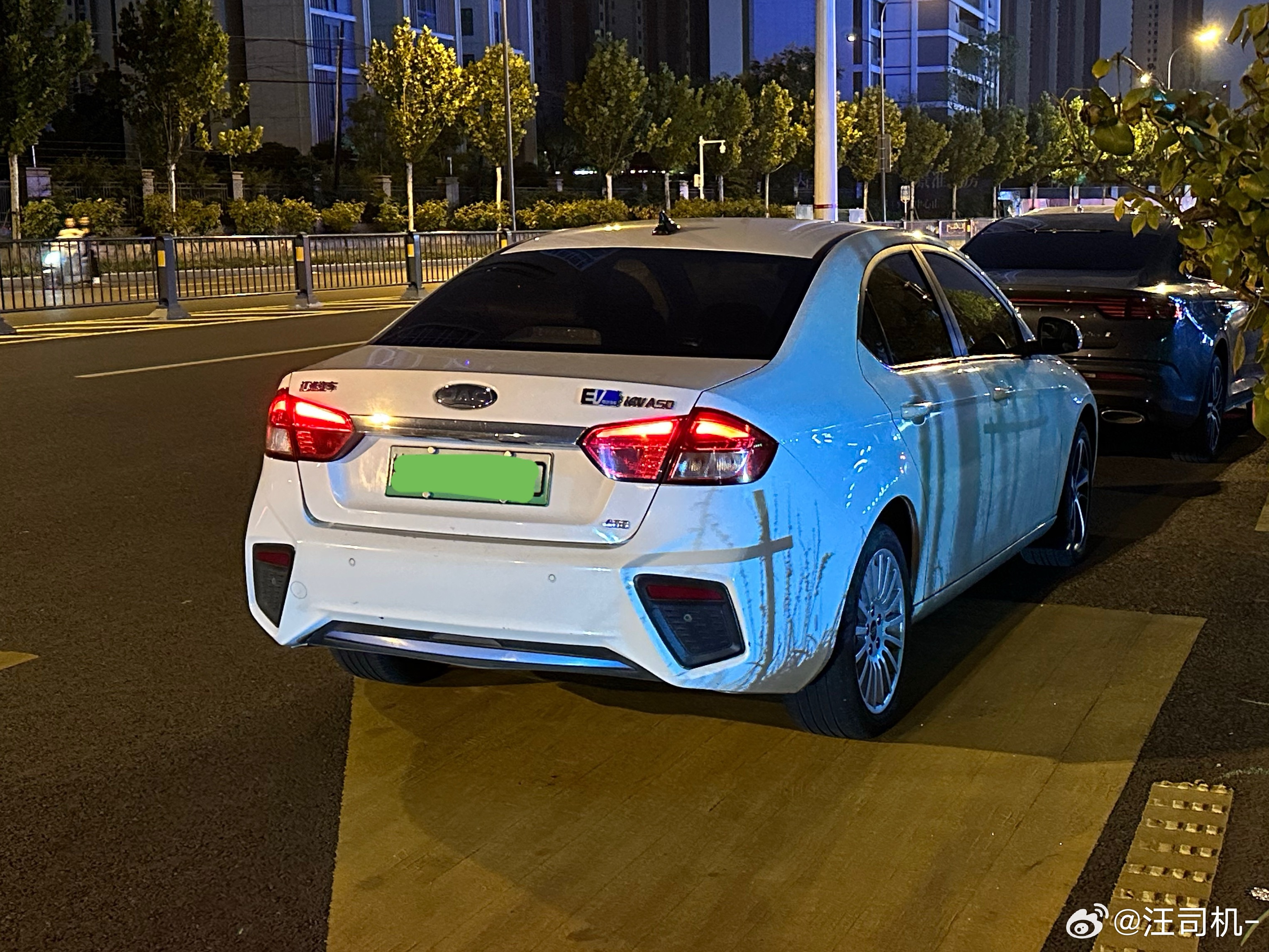 江淮iev A50，上古双电池包电车，一个电池包挂在车底，一个电池包在后备箱下的