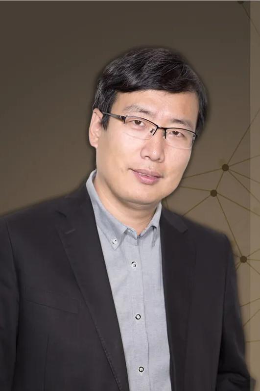 教授储殷说，释永信这个事儿，一个冒头，都是落井下石的，看热闹的，我倒是觉得这是一