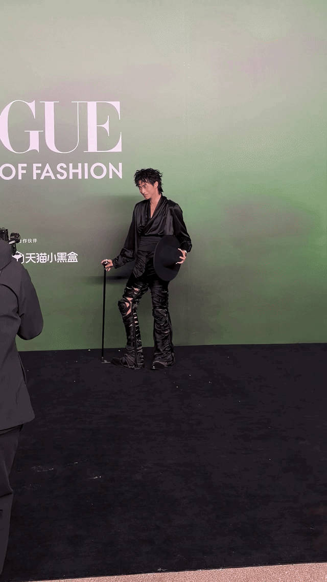 恩利红毯演小品 谁能拒绝又帅又会整活的恩利？Vogue红毯上，他把高端场合变成“