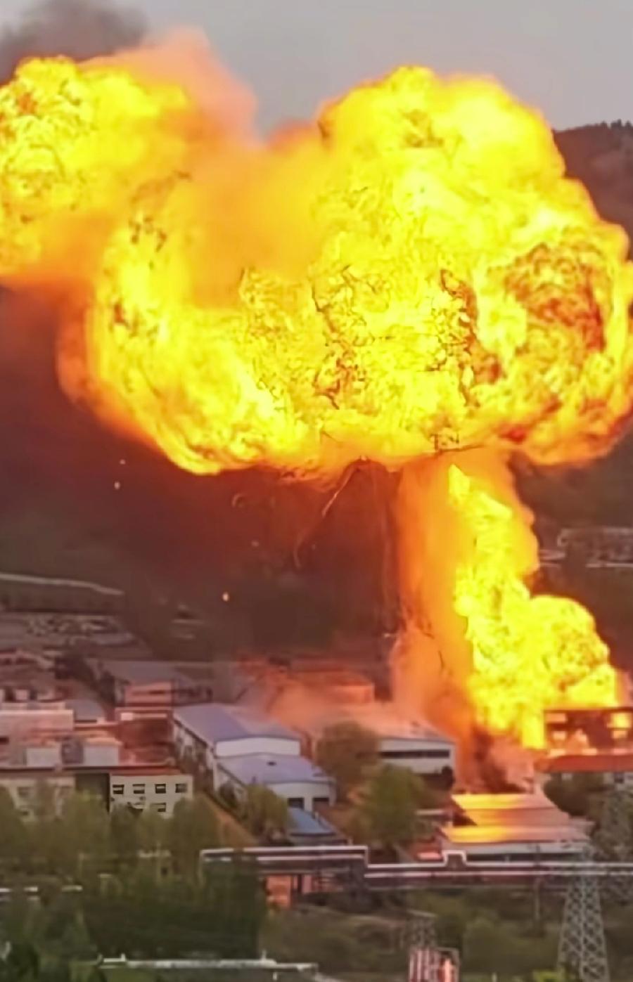 这什么爆炸，火球形状这么有造型，像棉花糖一样，颜色红黄红黄的，像鸡蛋蛋黄一样，虽