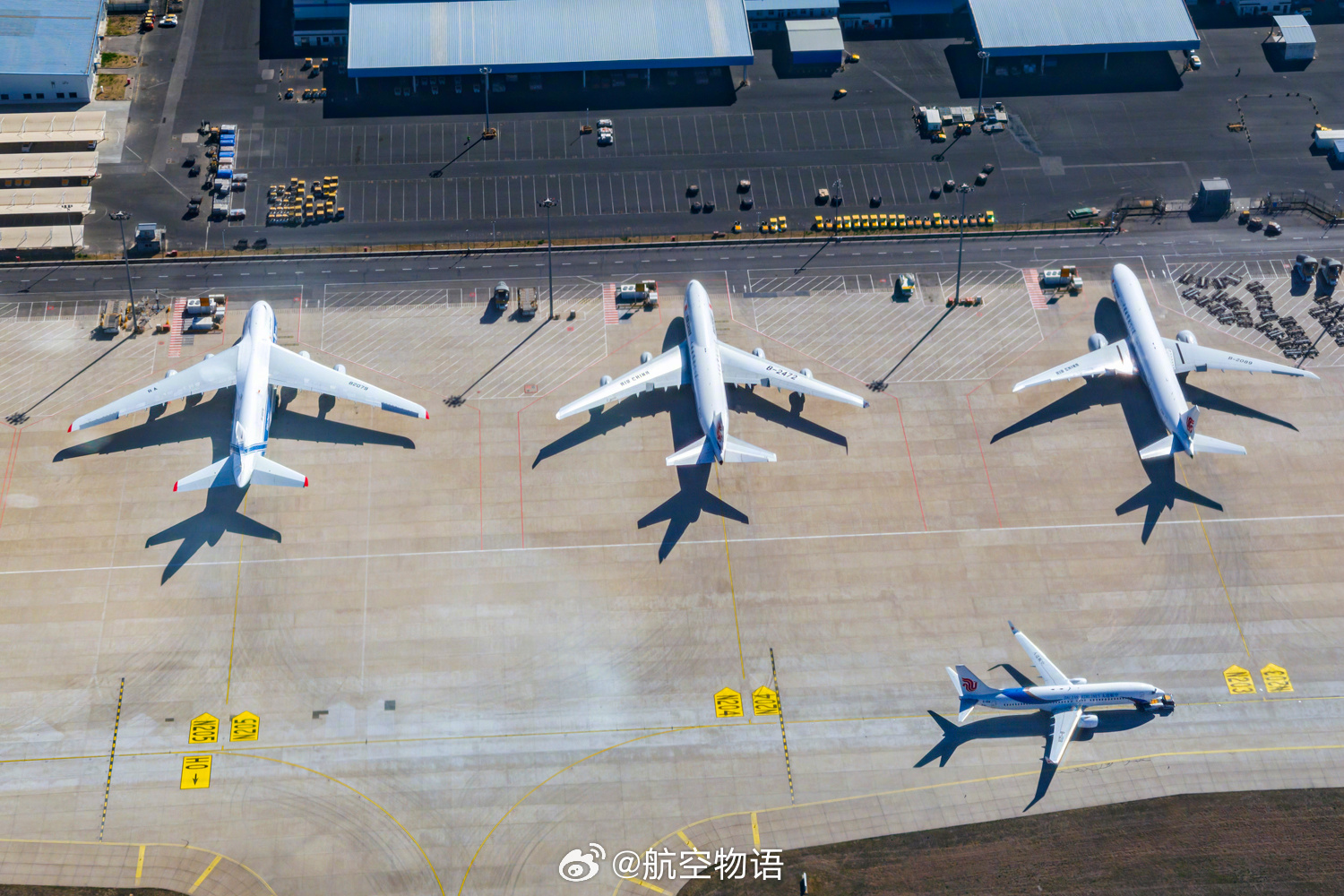 飞得早不如飞得巧这不在首都机场就遇到安-124和波音747停在一起 