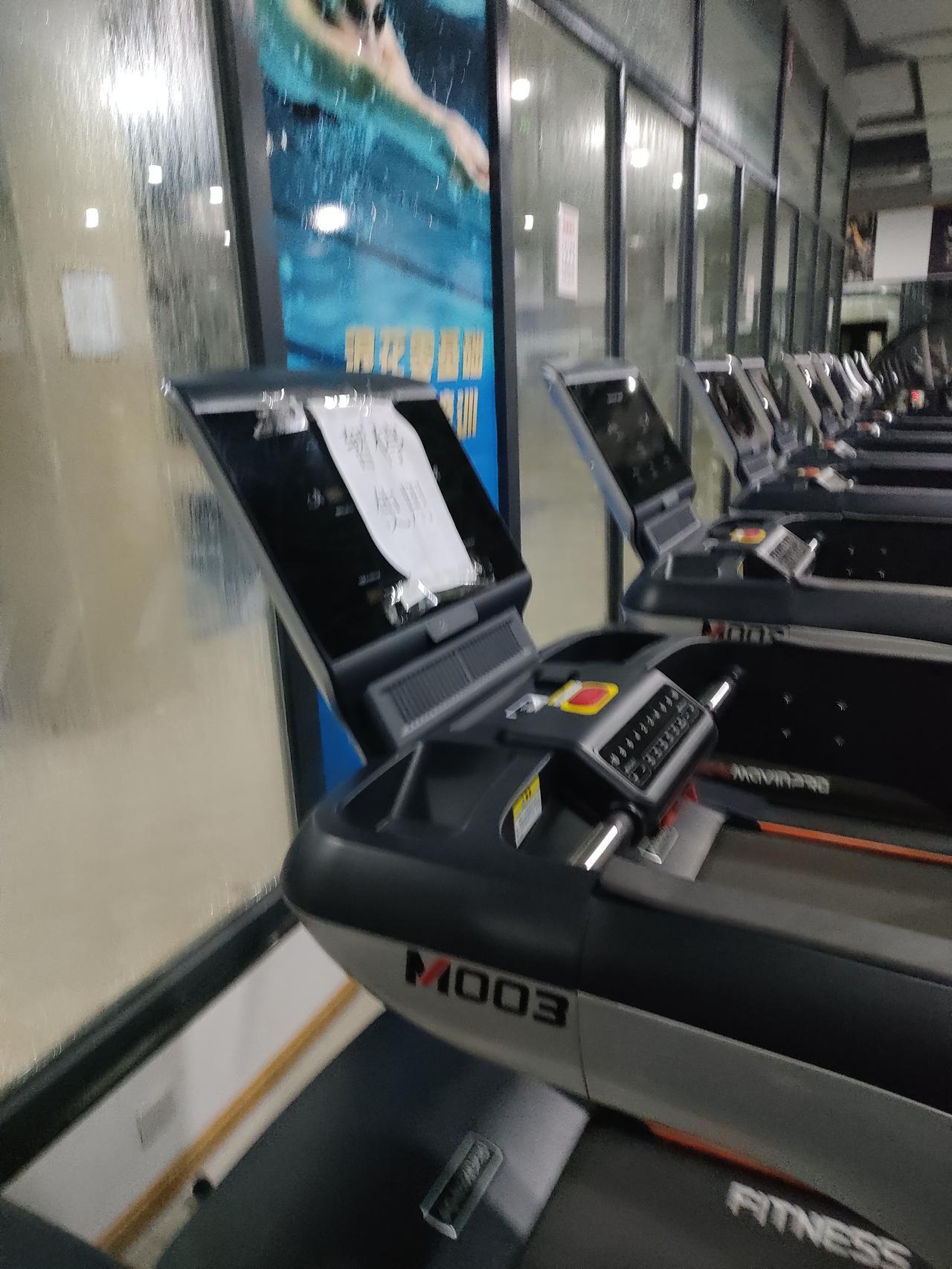 万能生活指南马上起床去打卡第16次游泳。自学蛙泳进步缓慢全部要靠自己领悟并纠正。