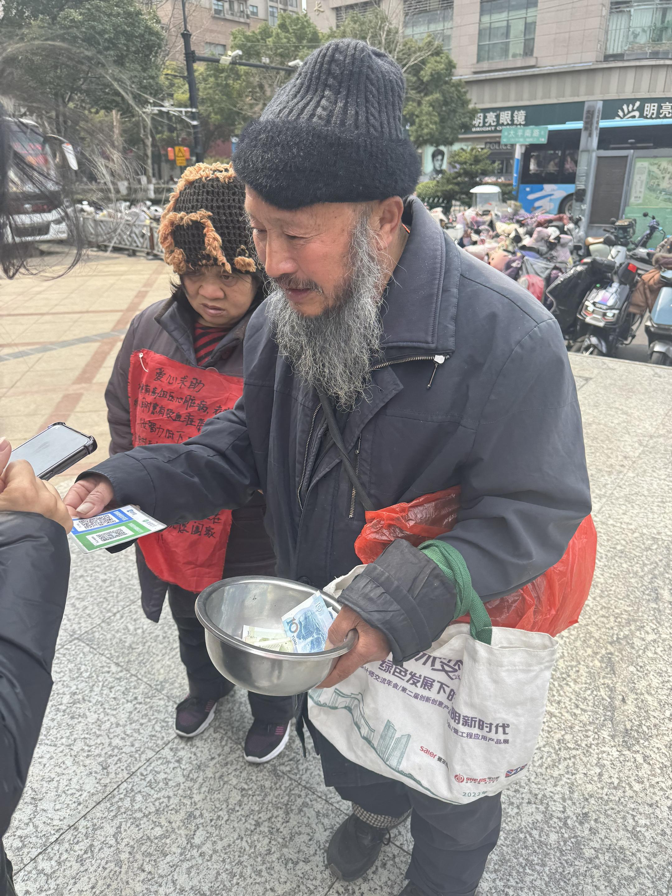 我给他们了一些钱，我看不得这些人…… 不管是真是假，我行我的善 哎，希...