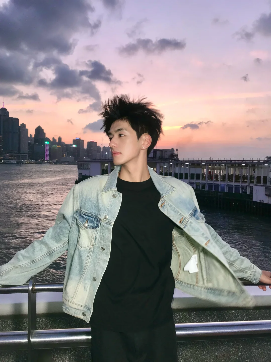 𝐕𝐢𝐜𝐭𝐨𝐫𝐢𝐚 𝐇𝐚𝐫𝐛𝐨𝐮𝐫 🌃