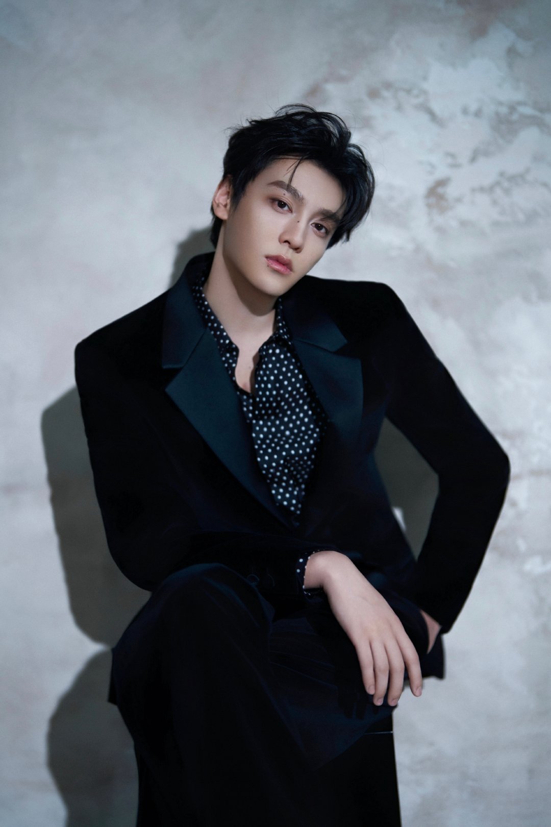 田栩宁｜今日份造型出图，身穿FENDI 2026早春系列，拼色西装搭配波点衬衫，