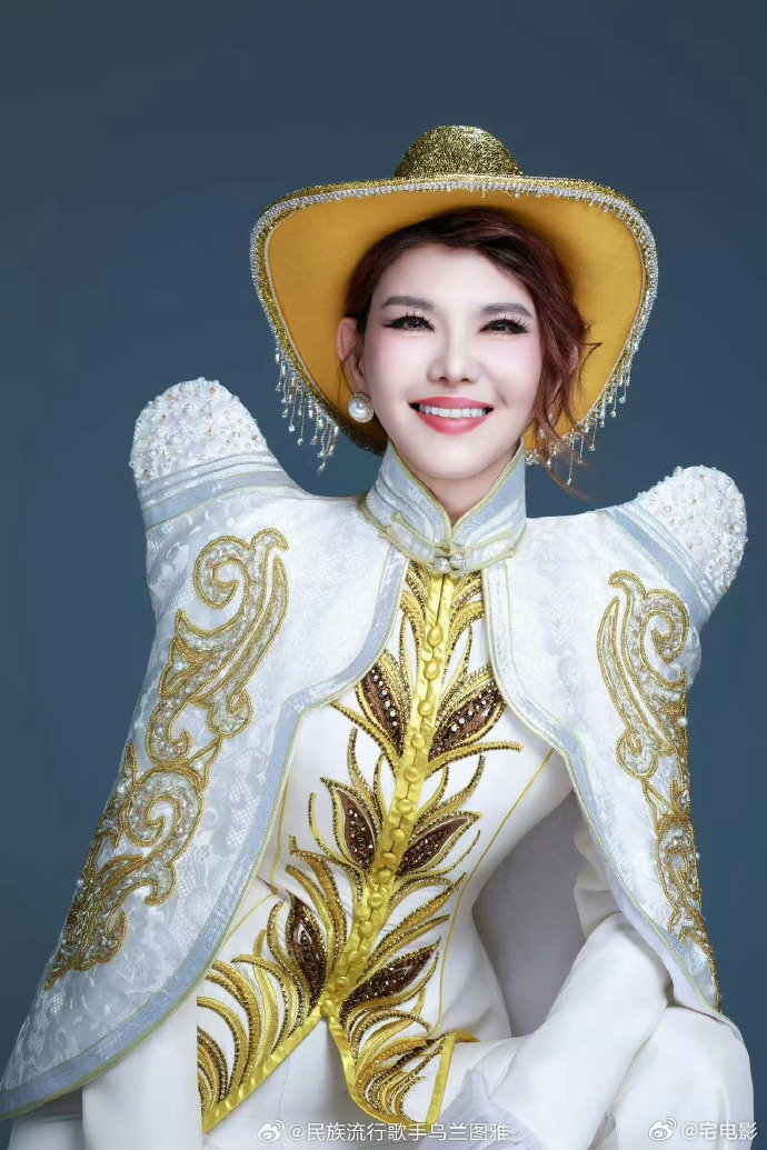 乌兰图雅人气每次听到她的歌都觉得很有力量，这次人气第五，相信初舞台会展现不一样的