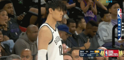 上来俩犯规……第二节比赛末段曾凡博替补登场。太阳vs篮网 ​​​