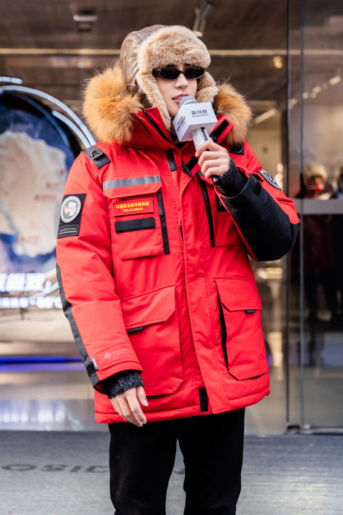 于适孙艺洲学企鹅走路 于适孙艺洲两大帅哥尔滨合体，适配度直接拉满，这趟旅程笑点密