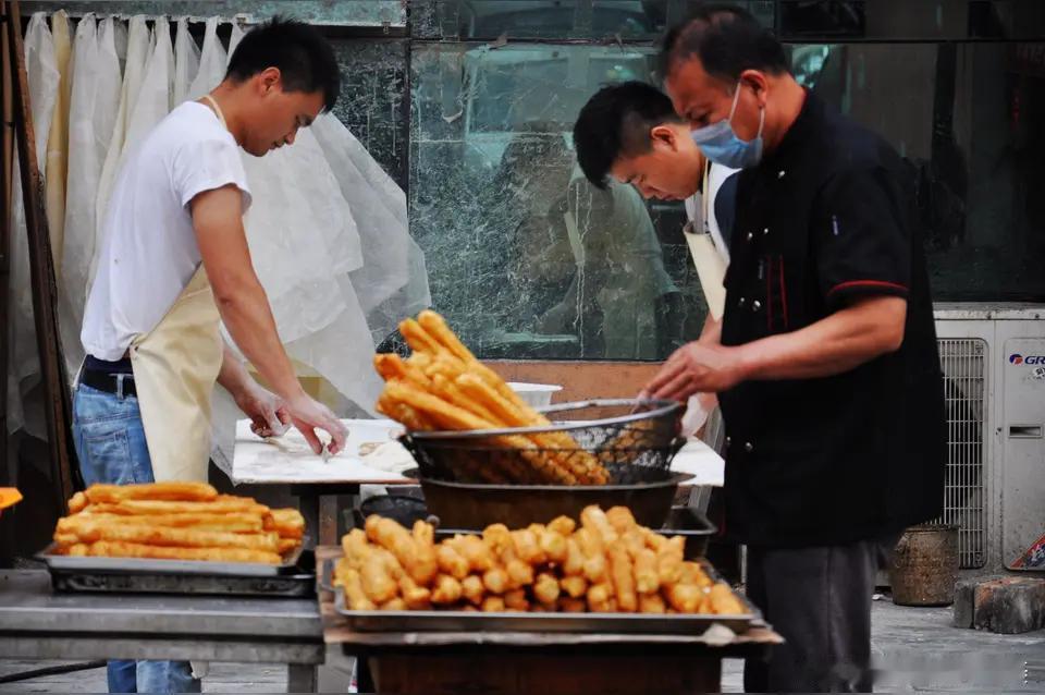 如果挣的少，早餐还是自己在家做吧，两根油条两杯豆浆，一共就要九块钱。
这点东西不