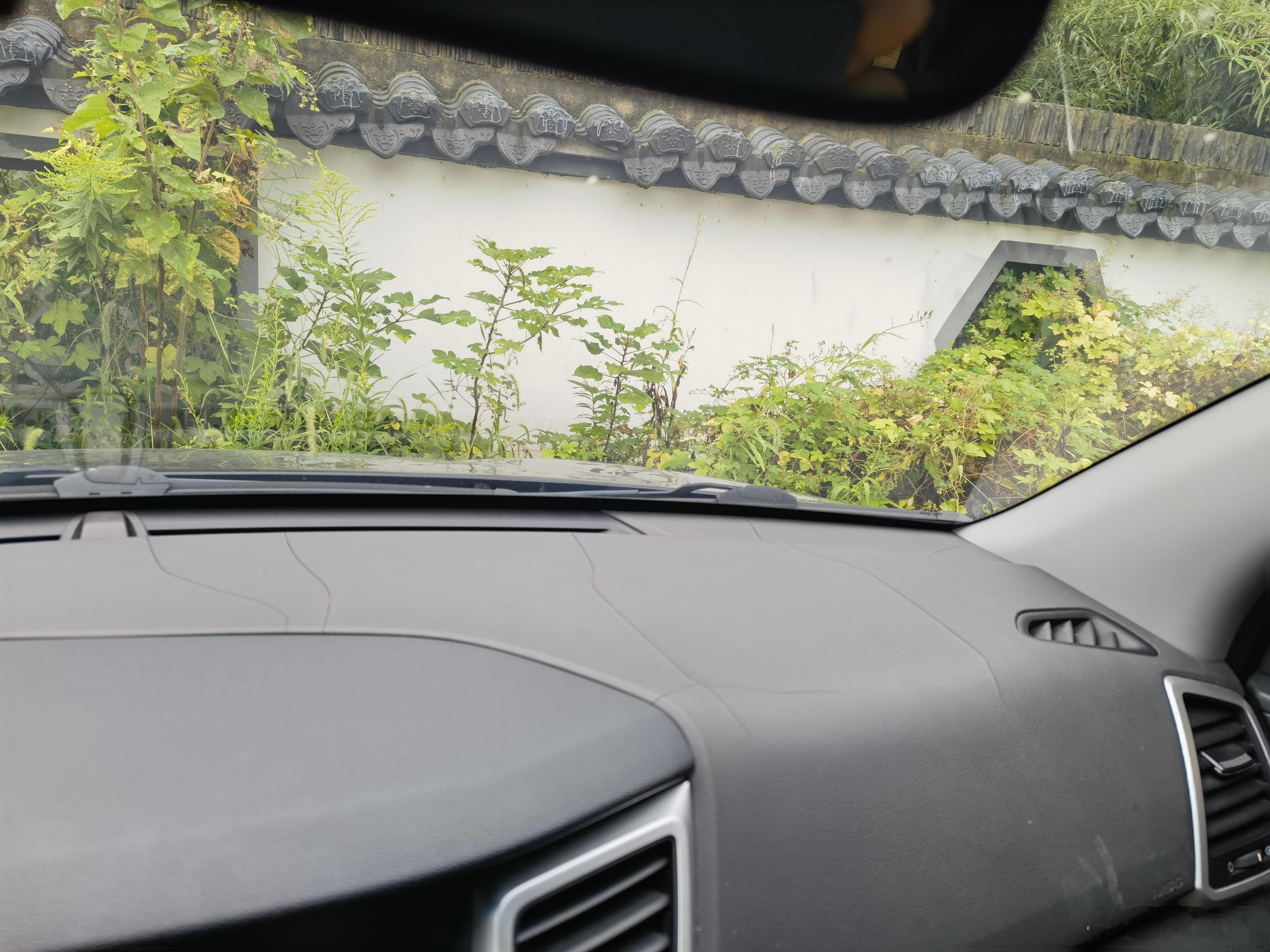 车主投诉【现代途胜仪表台开裂严重要求厂家免费更换】车主陈先生向汽车门网投诉称，他