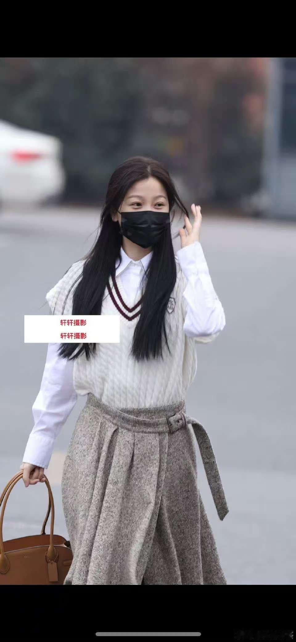 虞书欣针织马甲虞书欣半扎学院风虞书欣针织马甲，哇塞，