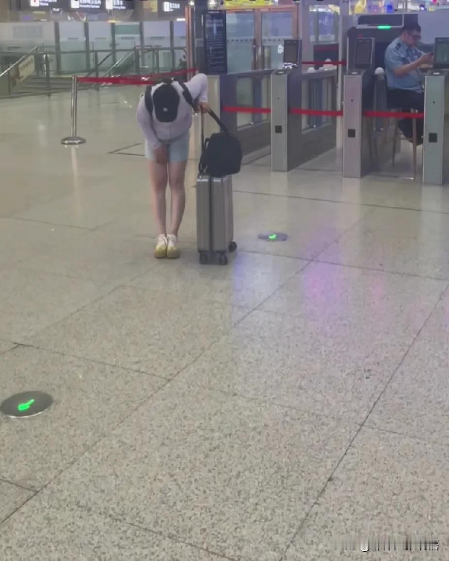 懂事得让人心疼！妈妈送女儿去高铁站，女儿进站前的一个举动，让妈妈瞬间泪崩！

每