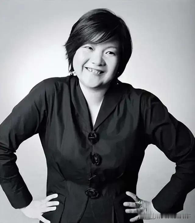 作为曾经被陈凯歌抛弃过的女人，就算是大导演陈凯歌，在名门痞女洪晃的眼里，陈凯歌也