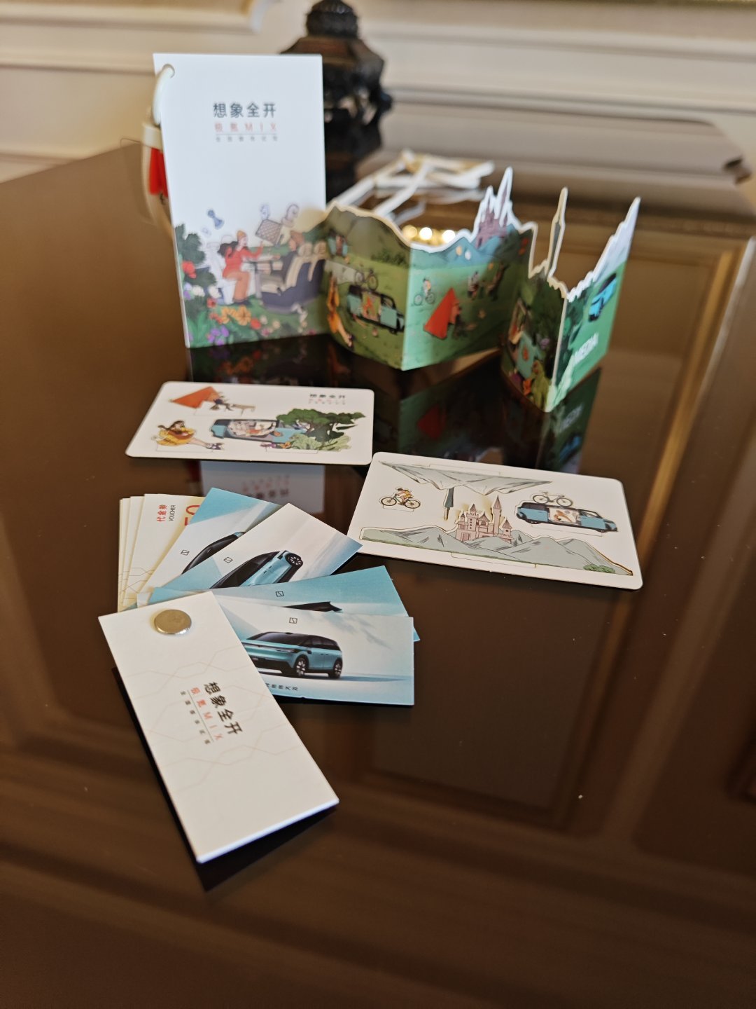 会玩，极氪这媒体证做的有意思立体书的效果餐券做了好多张，展示车，同时又是代金券还