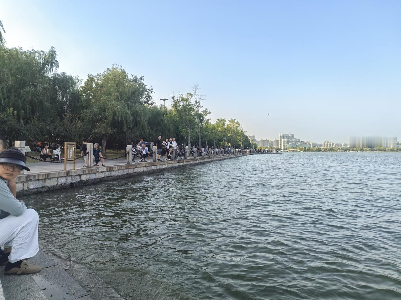 二O 二五下半年，
花钱容易不好赚。
存款利息继续降，
房价哪会再上扬。
工作难