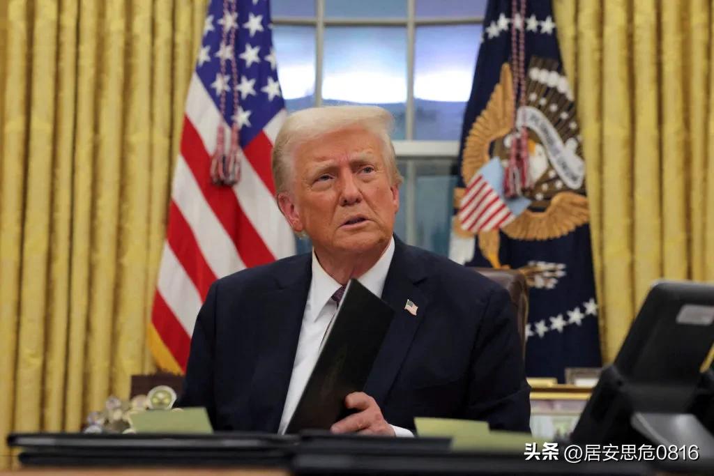 打破

美国众议院已获得迫使特朗普公布爱泼斯坦名单所需的最低票数。

做吧！
